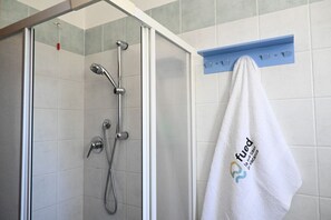 Douche, bidet, serviettes fournies