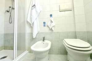 Regadera, bidet, toallas 