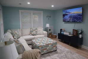 Smart TV, books - Deja Blue at the beach! within 1.5 mile from the beach with boat parking!! (Supply)
