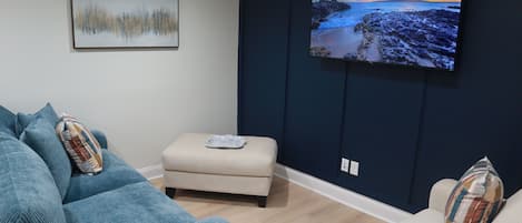 Een smart-tv en boeken