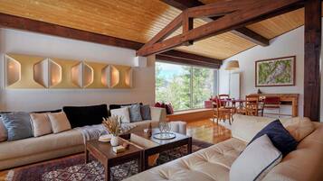 TV, fireplace, stereo
