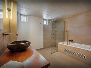 Dusch, hårtork och handdukar