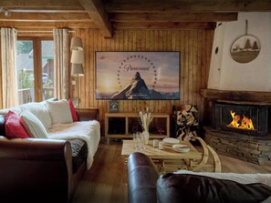 Fernseher, Kamin, Videospiele, Stereoanlage