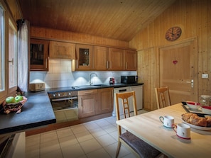 Fridge, microwave, oven, stovetop - Chalet Rochamour - mountain holiday for 14 with spa - OVO Network (Châtel)
