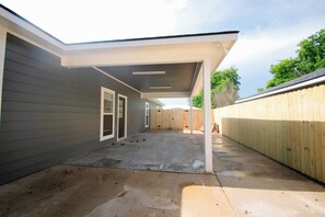 Property grounds - Perfect Home for Traveling Nurses, Family Visits & Construction Workers (Gonzales)