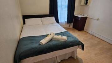 5 bedrooms, iron/ironing board, WiFi, bed sheets