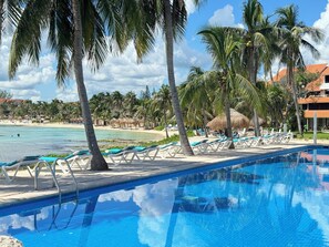 Pool - Azure Caribbean Beach Front Apartment (Puerto Aventuras)