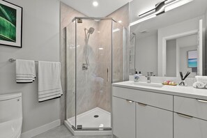 Suite Confort, 3 habitaciones, vista al jardín | Baño | Secadora de cabello, toallas, shampoo, papel de baño 