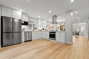 Suite Confort, 3 habitaciones, vistas al jardín | Cocina privada | Frigorífico grande, microondas, horno y placa de cocina