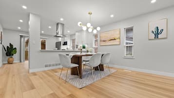 Suite Confort, 3 chambres, vue jardin | Salle Ă  manger