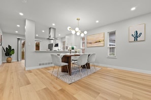 Comfort Suite, 3 Bedrooms, Garden View | Dining room
