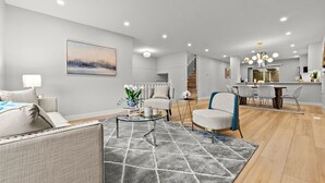 Un salon moderne avec un canapé, une table basse et un coin repas.