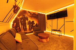Smart TV, videogames, DVD player, pebolim