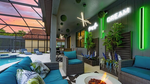 Un espace de vie extérieur moderne comprenant une piscine, des chaises longues et un foyer.