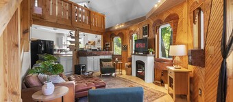 Cozy Dome Home- 3-Bed Retreat • 9 Min Drive to Lake • AC • WiFi • Free Parking