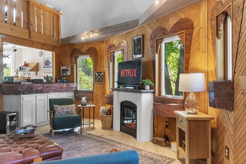 Cozy Dome Home- 3-Bed Retreat • 9 Min Drive to Lake • AC • WiFi • Free Parking