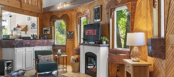 Cozy Dome Home- 3-Bed Retreat • 9 Min Drive to Lake • AC • WiFi • Free Parking