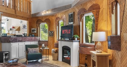 Cozy Dome Home- 3-Bed Retreat • 9 Min Drive to Lake • AC • WiFi • Free Parking