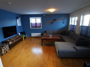 Living area - Year-Round Escape – Ski, Hike & Explore Near Trolltunga & Fjords! (Vestland)