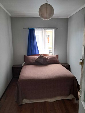 Classic Double Room, City View | Soundproofing, free WiFi, bed sheets - HOSTAL PUERTO LOUNGE (Valparaíso)