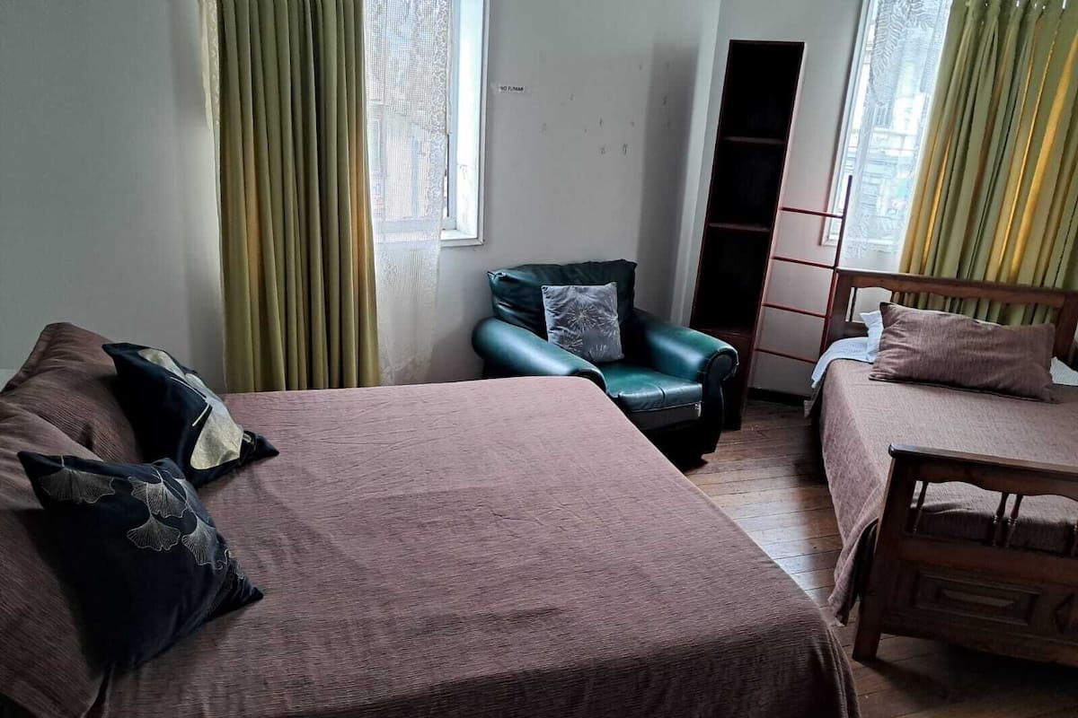 Chambre Familiale Double ou avec lits jumeaux, plusieurs lits | Wi-Fi gratuit, draps fournis