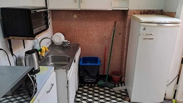 Full-sized fridge, microwave, oven, stovetop
