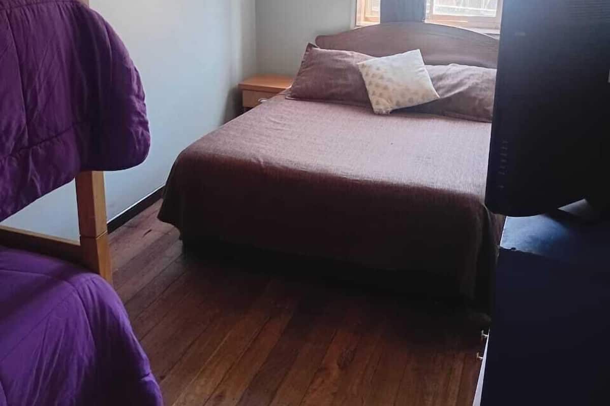 Familien-Dreibettzimmer, Stadtblick | Kostenloses WLAN, Bettwäsche