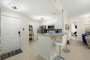 Interior - 3-bedroom, 2-bath condo in Fort Myers close to the beaches (Fort Myers)