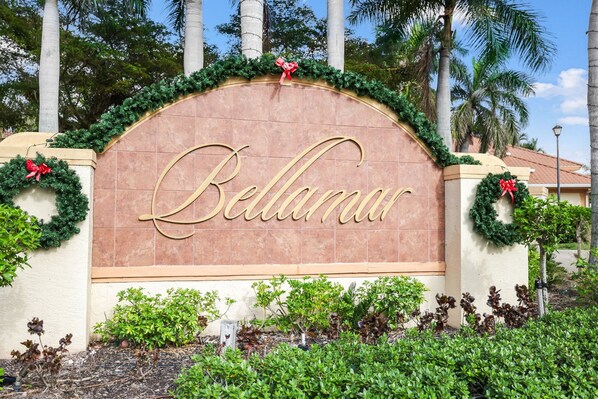 Property grounds - 3-bedroom, 2-bath condo in Fort Myers close to the beaches (Fort Myers)