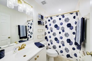 Sèche-cheveux, serviettes fournies, savon, papier toilette