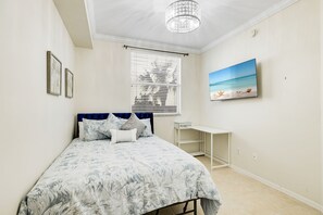 3 makuuhuonetta, työpöytä, silitysrauta/-lauta, Wi-Fi