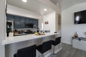 Kjøleskap, mikrobølgeovn, ovn og kokeplater