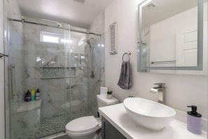 Shower, hair dryer, shampoo - Vegas Game House with Hot Tub (North Las Vegas)