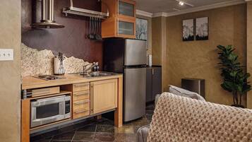 Réfrigérateur, micro-ondes, plaque de cuisson, cafetière/bouilloire