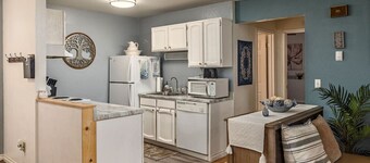 Cozy 2BDR Den Near the Airport