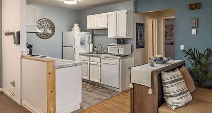 Cozy 2BDR Den Near the Airport