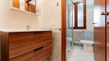 Doccia, bidet, asciugamani