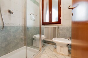Ducha, bidet, toallas