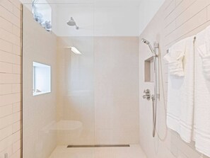 Shower, hair dryer, shampoo - Villa Solandra – 3BR Oceanfront Sunset w/ Pool (Indigo Bay)