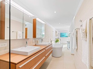 Dusj, hårføner og håndklær