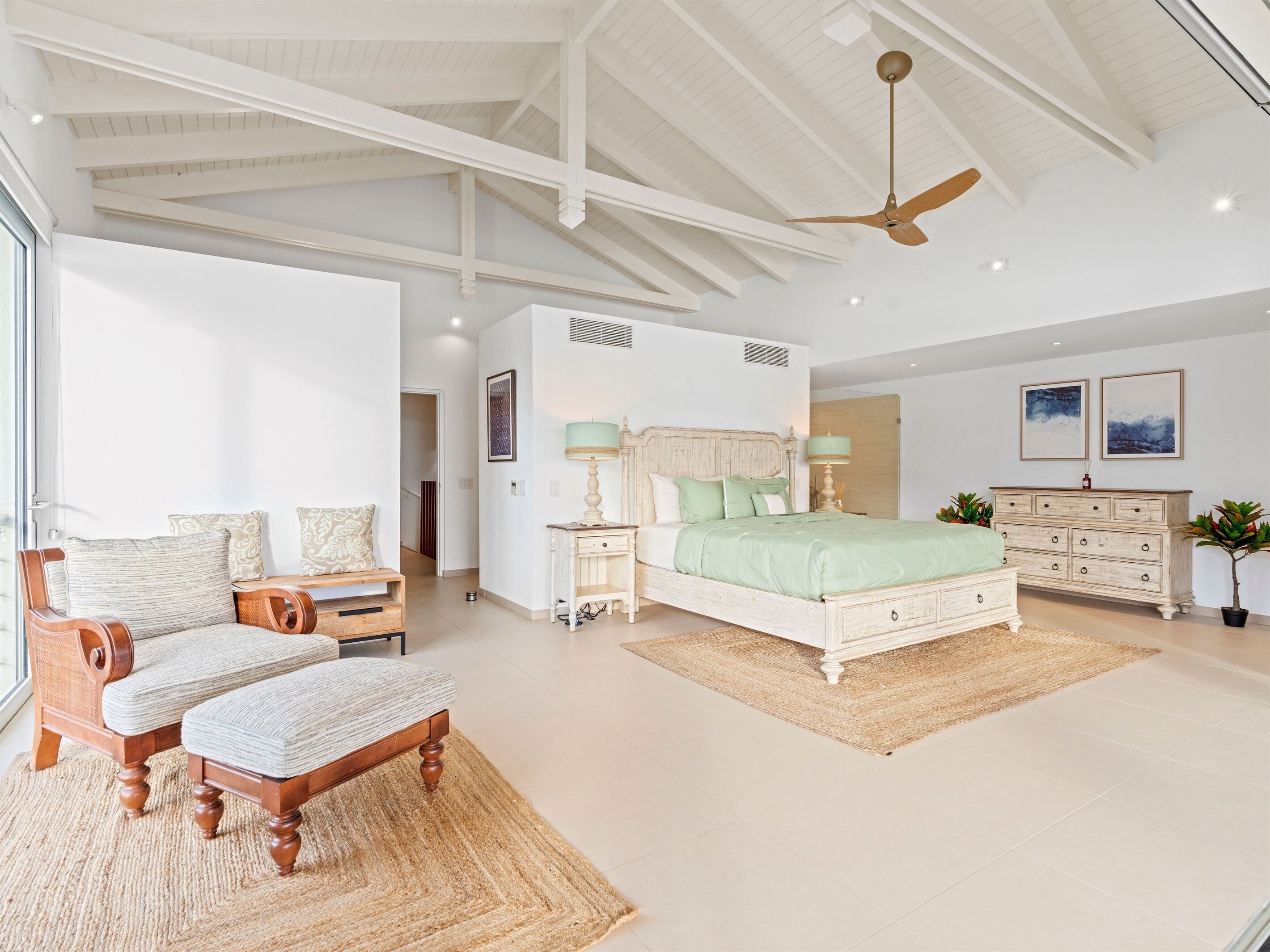 3 dormitorios, tabla de planchar con plancha, cuna de viaje