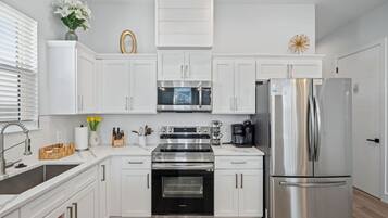 Frigorifero, microonde, forno, piano cottura