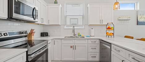 ثلاجة، ميكروويف، فرن، موقد طهي مسطح