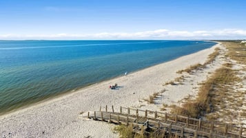 Beach nearby, sun-loungers, beach towels