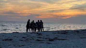 Platja a a prop, gandules de platja i tovalloles de platja