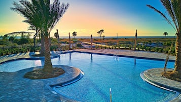 Piscina a l'aire lliure i piscina climatitzada