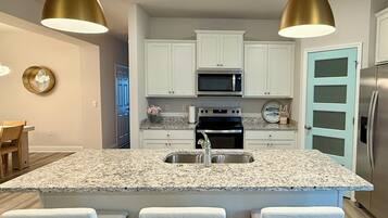 Frigorífic, microones, forn i placa de cuina