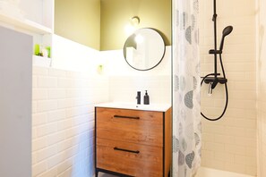 Shower, free toiletries, towels - Appartement Melgueil - Welkeys (La Grande-Motte)