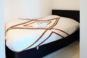 1 bedroom, bed sheets