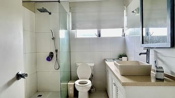 Douche, serviettes fournies, savon, papier toilette